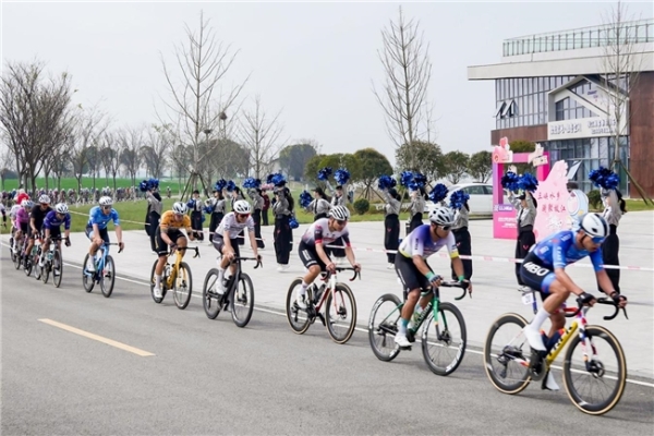  2026中国公路自行车公开赛（湖北枝江站）鸣枪开赛 千名车手竞速“三峡水乡” 