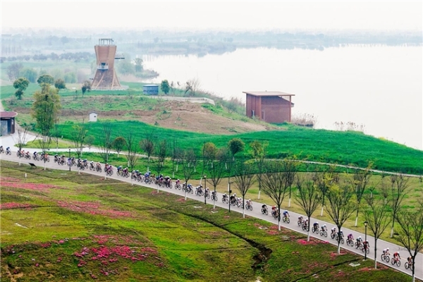  2026中国公路自行车公开赛（湖北枝江站）鸣枪开赛 千名车手竞速“三峡水乡” 