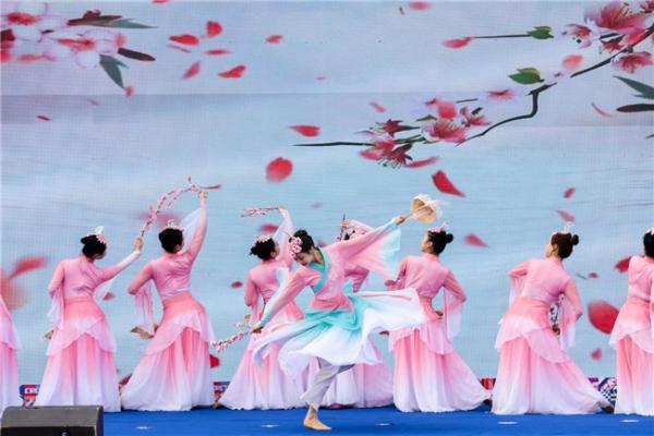  2026中国公路自行车公开赛（湖北枝江站）鸣枪开赛 千名车手竞速“三峡水乡” 