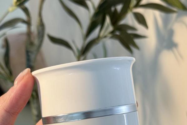 比同龄人年轻，我的护肤法宝是hfp巴掌面霜 