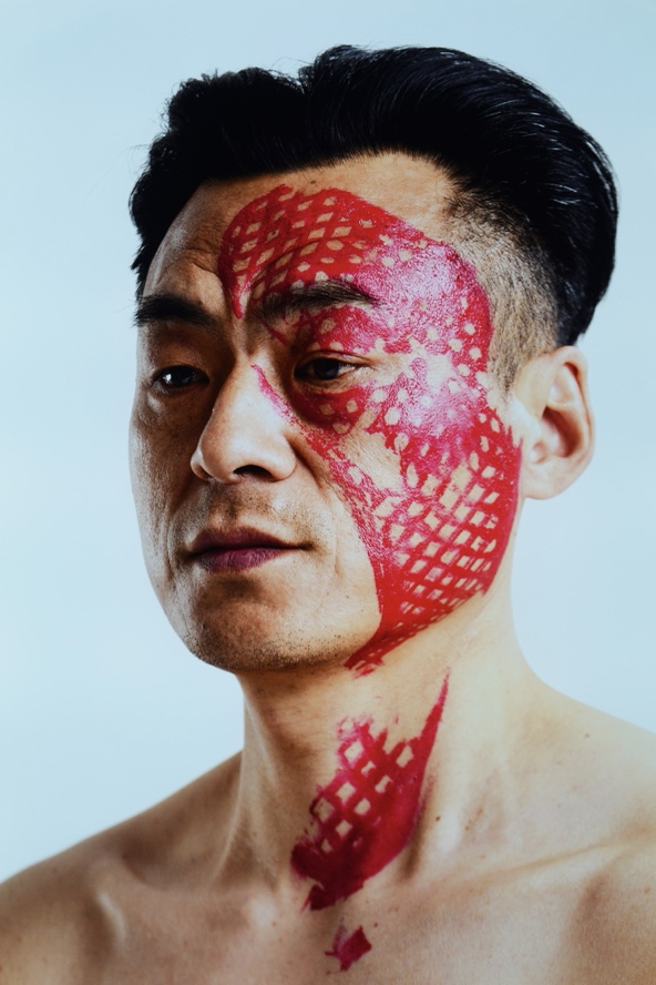 50张脸，50个鞋印，杨烨炘《痕迹》艺术展引发网络热议 