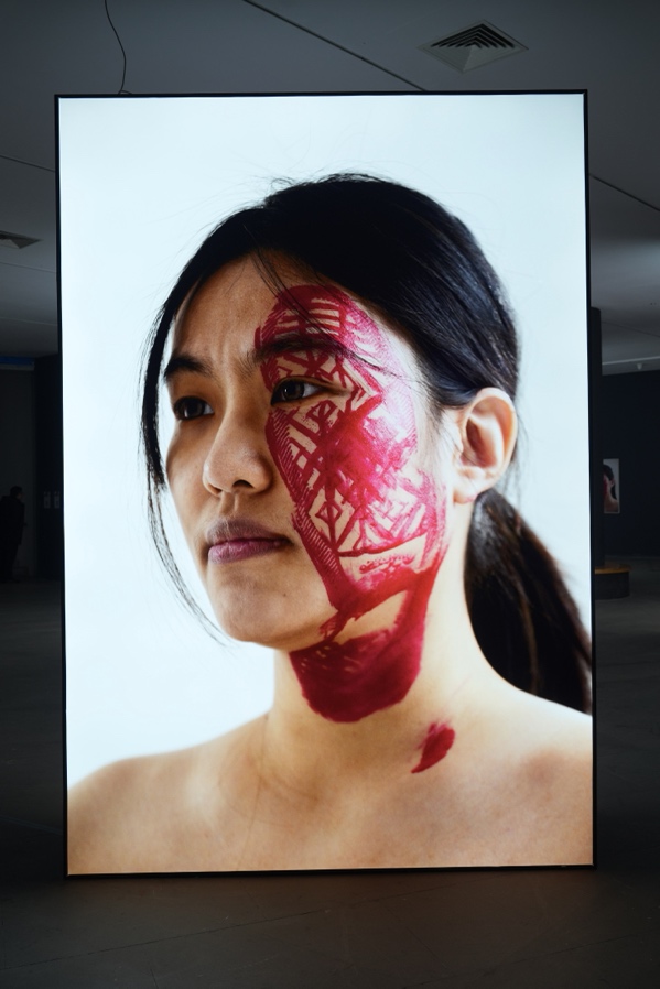 50张脸，50个鞋印，杨烨炘《痕迹》艺术展引发网络热议 