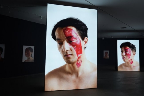 50张脸，50个鞋印，杨烨炘《痕迹》艺术展引发网络热议 