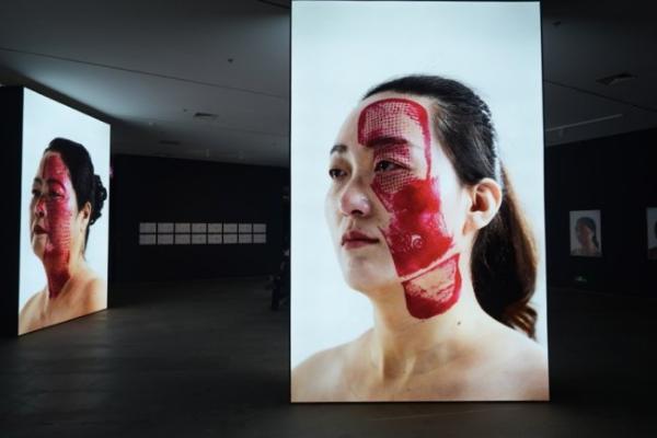 50张脸，50个鞋印，杨烨炘《痕迹》艺术展引发网络热议 