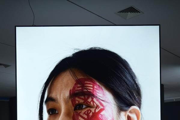 50张脸，50个鞋印，杨烨炘《痕迹》艺术展引发网络热议 