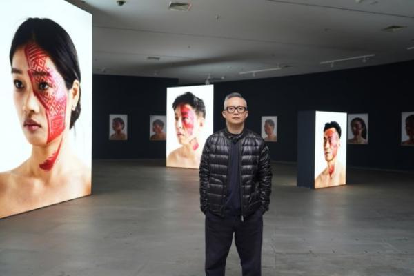 50张脸，50个鞋印，杨烨炘《痕迹》艺术展引发网络热议 