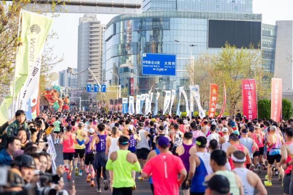 石马奔腾，共赴热爱 君乐宝2026石家庄马拉松赛激情开跑 