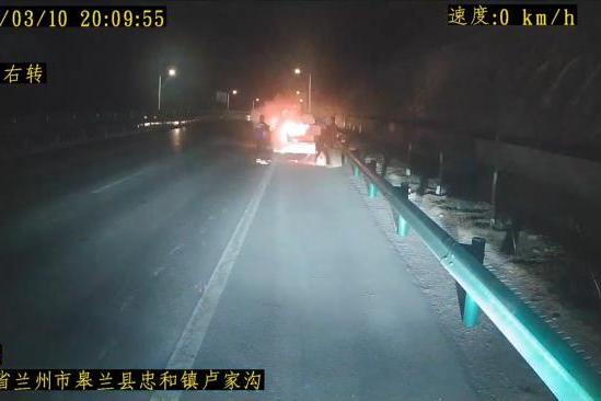 深夜救援：德邦司机焦志尚“火中逆行” 