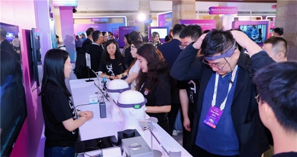 WAGAWAGA脑机接口觉醒：做你的“大脑状态管家” 