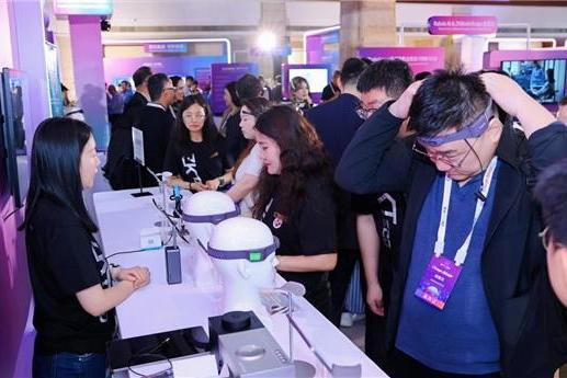 WAGAWAGA脑机接口觉醒：做你的“大脑状态管家” 