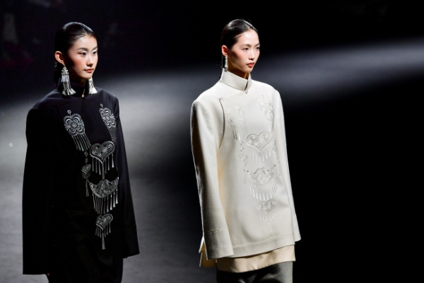 衣迪阿诺×梁燕 | 跨界携手，高校赋能凉山彝族服饰焕新 