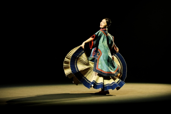 衣迪阿诺×梁燕 | 跨界携手，高校赋能凉山彝族服饰焕新 