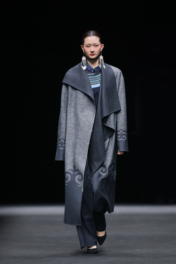 衣迪阿诺×梁燕 | 跨界携手，高校赋能凉山彝族服饰焕新 