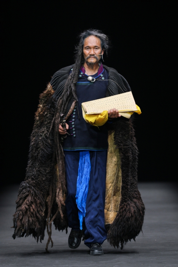 衣迪阿诺×梁燕 | 跨界携手，高校赋能凉山彝族服饰焕新 