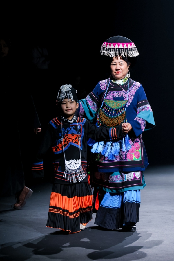 衣迪阿诺×梁燕 | 跨界携手，高校赋能凉山彝族服饰焕新 