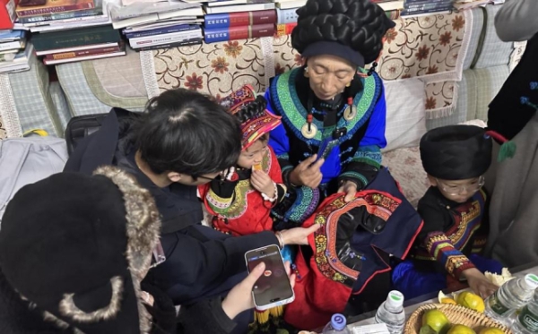 衣迪阿诺×梁燕 | 跨界携手，高校赋能凉山彝族服饰焕新 