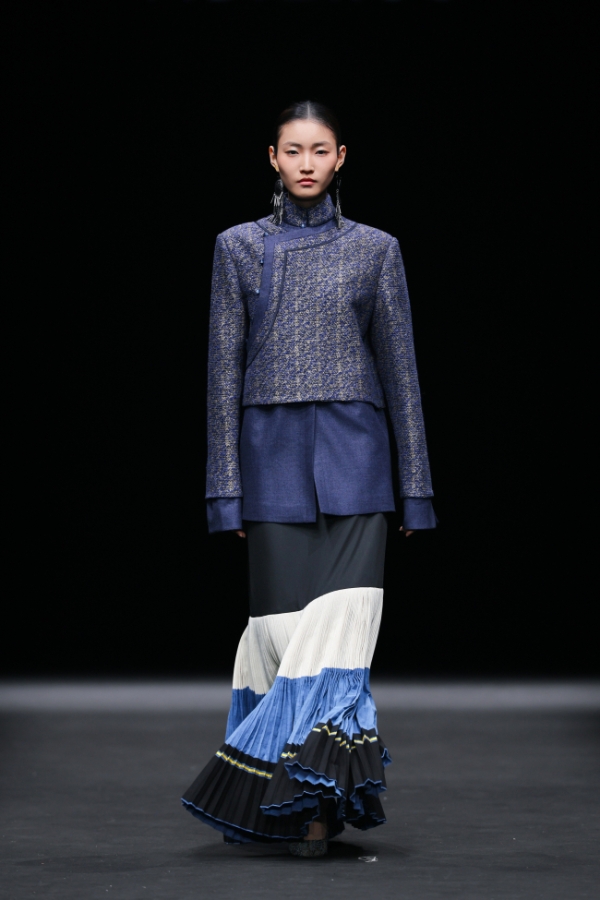 衣迪阿诺×梁燕 | 跨界携手，高校赋能凉山彝族服饰焕新 