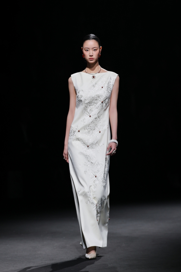 衣迪阿诺×梁燕 | 跨界携手，高校赋能凉山彝族服饰焕新 