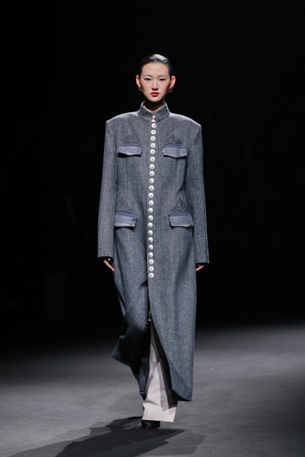 衣迪阿诺×梁燕 | 跨界携手，高校赋能凉山彝族服饰焕新 