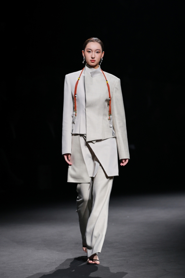 衣迪阿诺×梁燕 | 跨界携手，高校赋能凉山彝族服饰焕新 