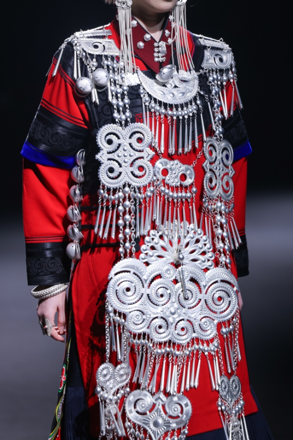 衣迪阿诺×梁燕 | 跨界携手，高校赋能凉山彝族服饰焕新 