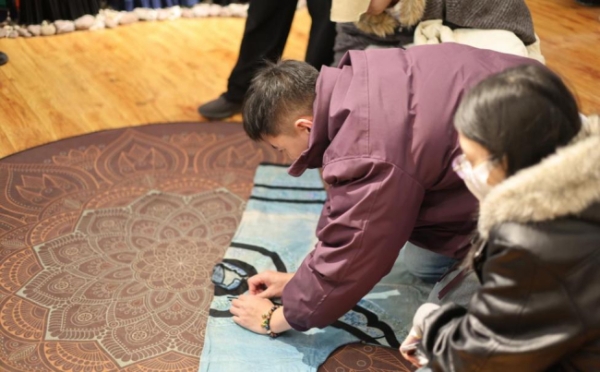 衣迪阿诺×梁燕 | 跨界携手，高校赋能凉山彝族服饰焕新 