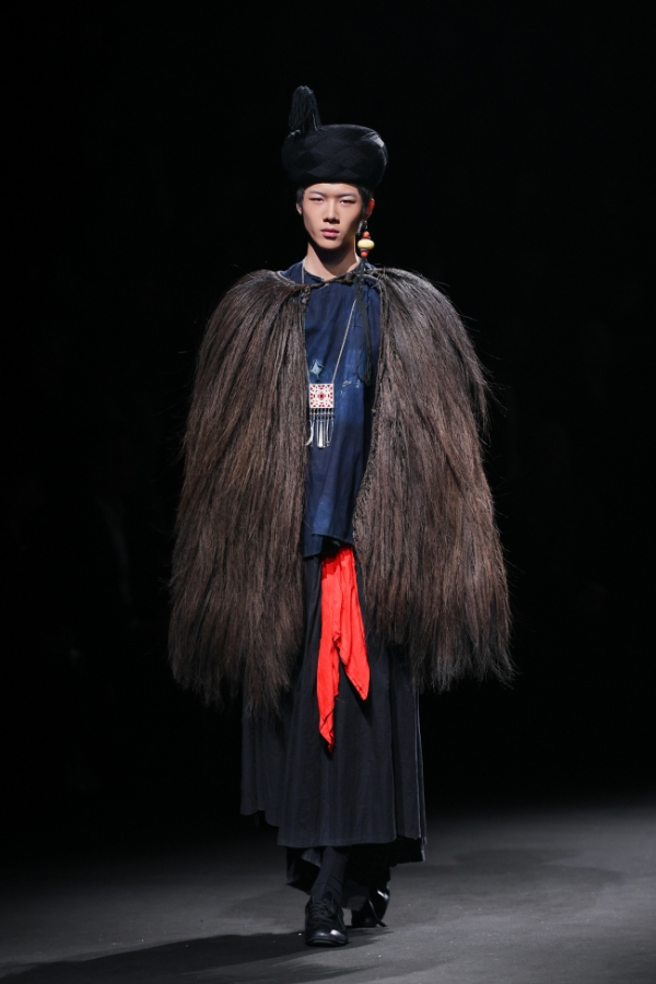 衣迪阿诺×梁燕 | 跨界携手，高校赋能凉山彝族服饰焕新 