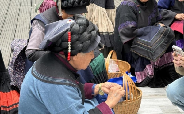 衣迪阿诺×梁燕 | 跨界携手，高校赋能凉山彝族服饰焕新 