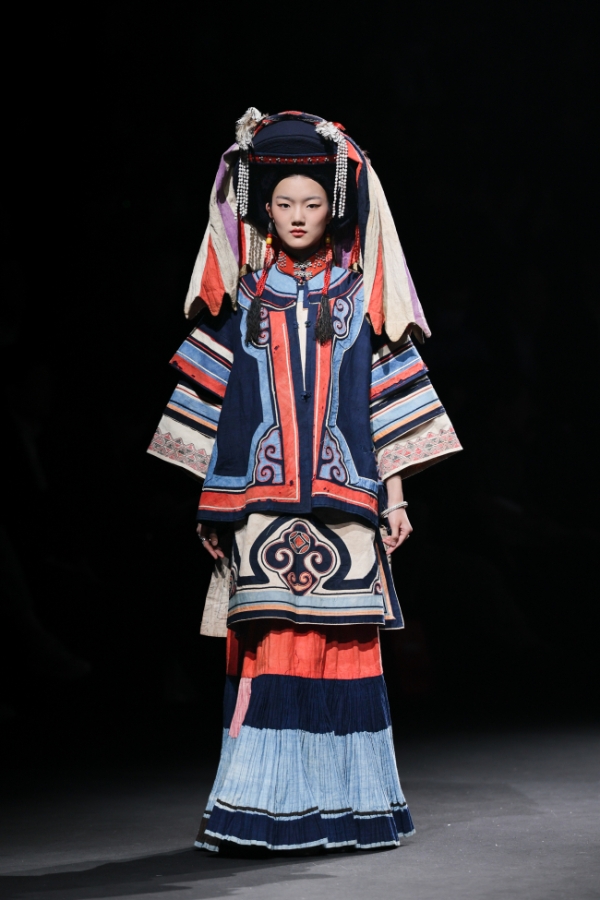 衣迪阿诺×梁燕 | 跨界携手，高校赋能凉山彝族服饰焕新 