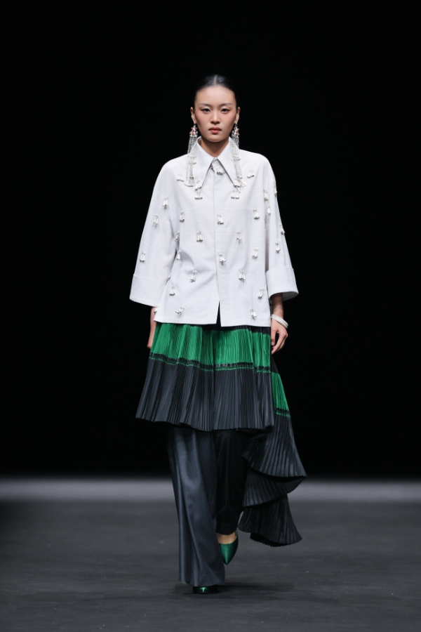 衣迪阿诺×梁燕 | 跨界携手，高校赋能凉山彝族服饰焕新 