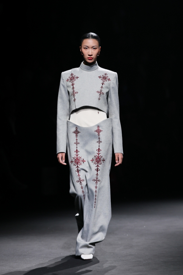 衣迪阿诺×梁燕 | 跨界携手，高校赋能凉山彝族服饰焕新 