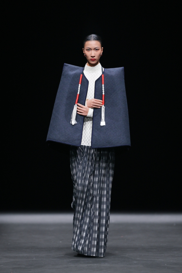 衣迪阿诺×梁燕 | 跨界携手，高校赋能凉山彝族服饰焕新 