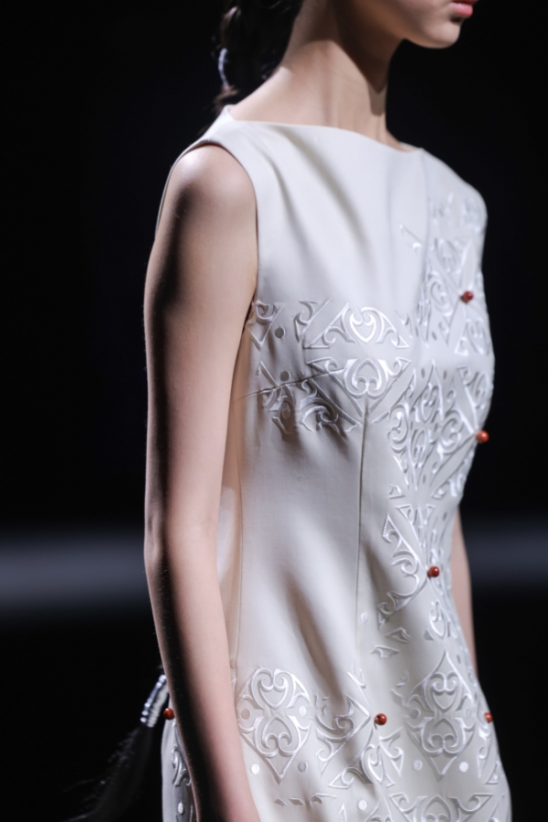 衣迪阿诺×梁燕 | 跨界携手，高校赋能凉山彝族服饰焕新 