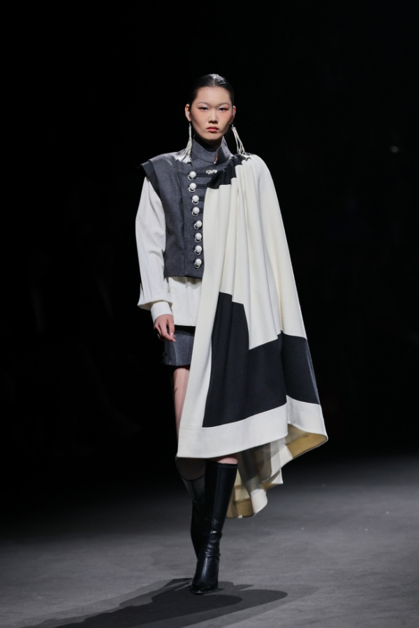 衣迪阿诺×梁燕 | 跨界携手，高校赋能凉山彝族服饰焕新 