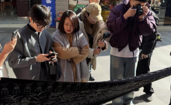 衣迪阿诺×梁燕 | 跨界携手，高校赋能凉山彝族服饰焕新 