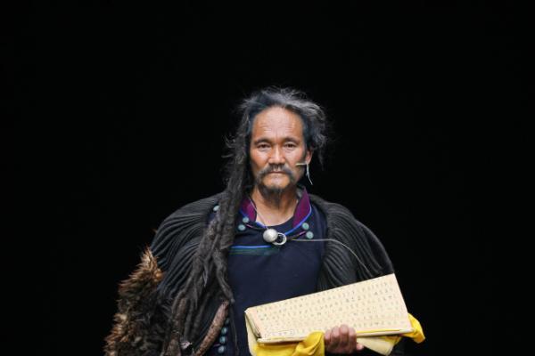 衣迪阿诺×梁燕 | 跨界携手，高校赋能凉山彝族服饰焕新 