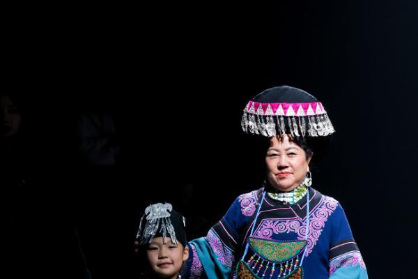 衣迪阿诺×梁燕 | 跨界携手，高校赋能凉山彝族服饰焕新 