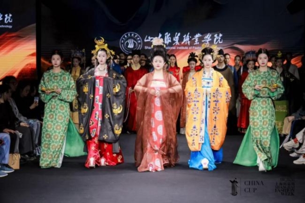 上海时装周 | 院校特色展演轮番登场，“中华杯”时尚院校产教融合成果展绽放青春创意 