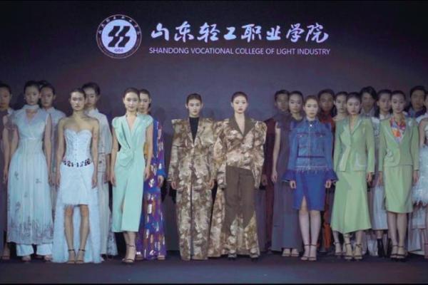 上海时装周 | 院校特色展演轮番登场，“中华杯”时尚院校产教融合成果展绽放青春创意 
