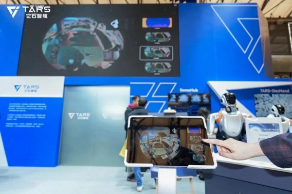 新华网专访它石智航首席科学家丁文超，揭秘全球首个「能干活」的通用具身大模型AWE3.0 