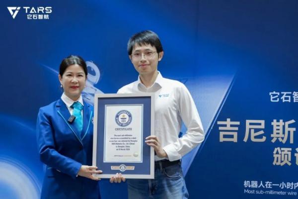 新华网专访它石智航首席科学家丁文超，揭秘全球首个「能干活」的通用具身大模型AWE3.0 