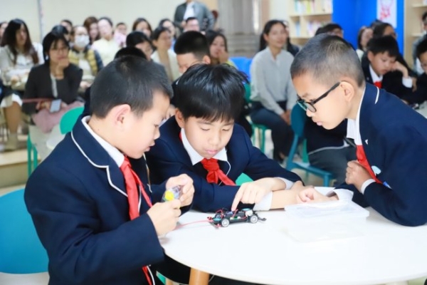 松下青少年环境科普活动再添新内容 ——《充充冲，松下绿能车》驶进珠海 