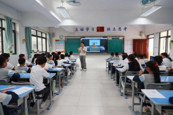 松下青少年环境科普活动再添新内容 ——《充充冲，松下绿能车》驶进珠海 