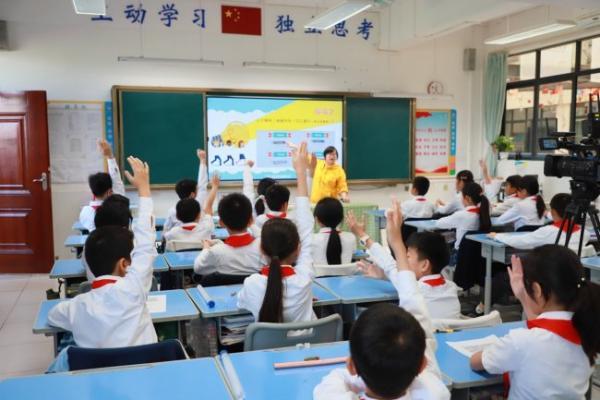 松下青少年环境科普活动再添新内容 ——《充充冲，松下绿能车》驶进珠海 