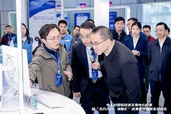 工信部科技司司长魏巍莅临共绩科技展位 算力调度创新成果获肯定 