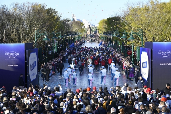 迪士尼探险世界正式迎来首批游客，抢先体验 ”冰雪奇缘世界”及众多全新项目！