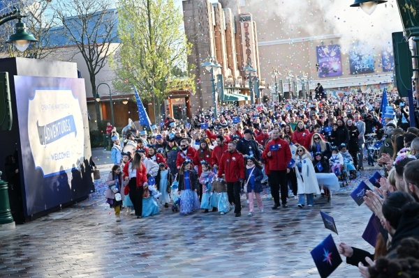 迪士尼探险世界正式迎来首批游客，抢先体验 ”冰雪奇缘世界”及众多全新项目！