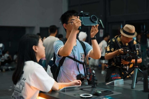 深圳硬件出海“下半场”：乐其创新SmallRig的并购整合与生态棋局 