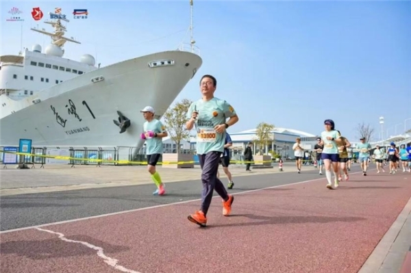 穿越城市文脉！2026上海黄浦半程马拉松鸣枪起跑 