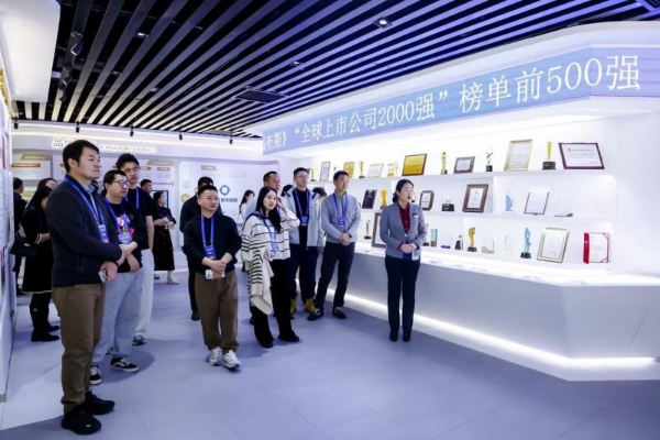 “慧相链，欣价值——慧择控股·齐欣云服走进保司系列活动”首站游学新华保险总部，共同见证快享福5号上市发布 